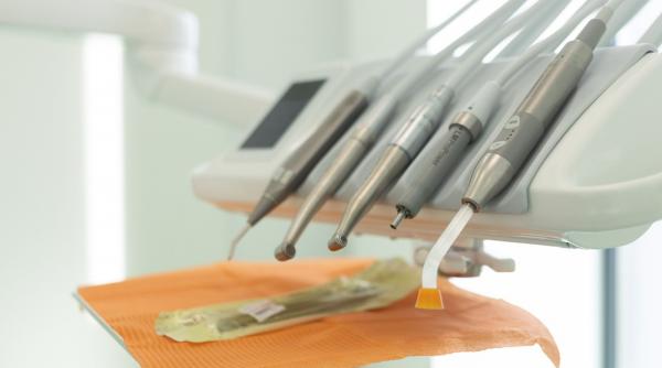 Cazul fetiței moarte la stomatolog: Medicii nu ar fi știut că lucrează într-un spațiu fără autorizație. Pe cine aruncă vina clinica