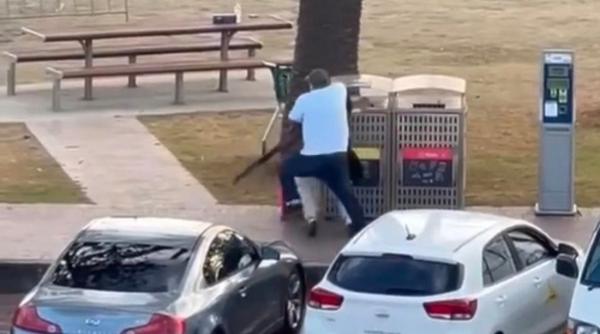 momentul in care unul din atacatorii din sidney e dezarmat eroul care i a smuls arma e vanzator de fructe si se numeste ahmed al ahmed