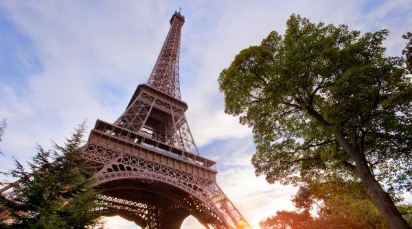 Ultimii români care mai păcăleau turiştii cu „alba-neagra” în faţa Turnului Eiffel au fost arestați. Ar fi trimis în ţară 300.000 €
