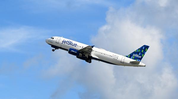 Un avion militar a apărut brusc în calea unui zbor JetBlue, lângă Venezuela: "Avea transponderul oprit, este scandalos"