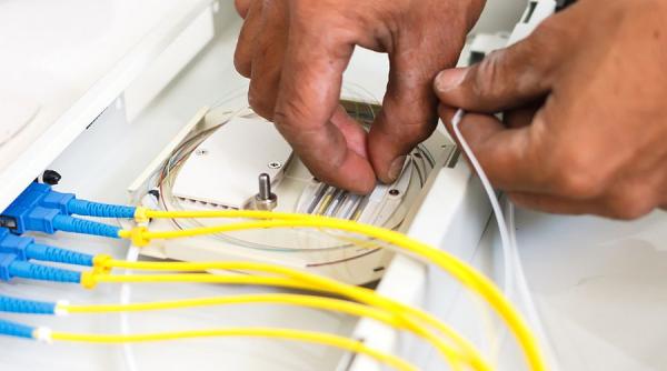 Un patchcord fibră optică, „sub lupă”. Ce este și când își dovedește utilitatea