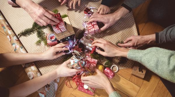 Când Secret Santa se transformă în dezastru. O femeie singură a primit un joc Solitaire, iar un copil de 9 ani lenjerie comestibilă