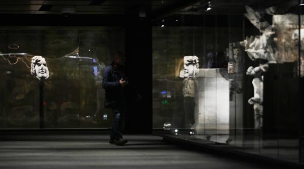 italienii au expus comori arheologice din roma antica la statia de metrou colosseum pe care au inaugurat o in capitala