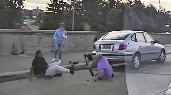 Noi imagini cu un cuplu în vârstă care încearcă să-l oprească pe unul din atacatorii din Sydney. Soții au fost uciși