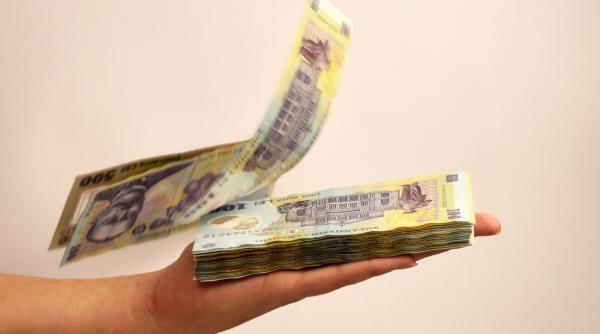Acord în Coaliție pe măsurile fiscale. Salariul minim crește de la 1 iulie 2026. Tăieri de 10% în administrație, dar nu de la salarii