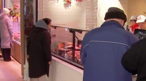 Cel mai scump Crăciun din ultimii 20 de ani: Cât costă cârnații, toba, lebărul sau șoriciul în Piața Obor din București, în 2025