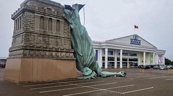 imagini cu momentul in care statuia libertatii din brazilia inalta de 24 de metri se prabuseste din cauza vantului puternic