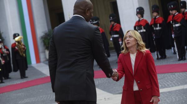 momente virale cu giorgia meloni cum a reactionat cand a vazut cat este de inalt presedintele mozambicului