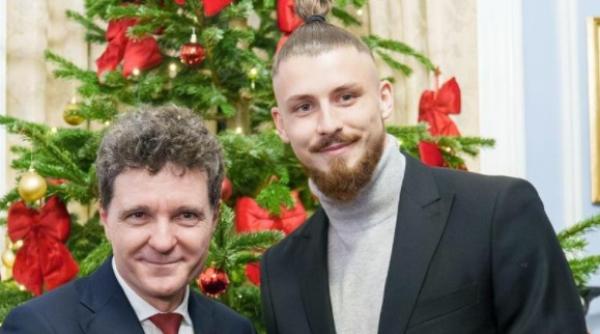 Nicușor Dan s-a întâlnit cu românii din Londra. La recepţia de la Ambasadă a participat şi fotbalistul Radu Drăguşin