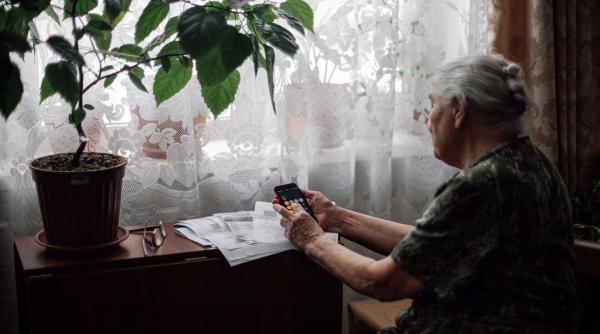 O pensionară este obligată să înapoieze la stat 60.000 de euro pentru că timp de 20 de ani a încasat două pensii