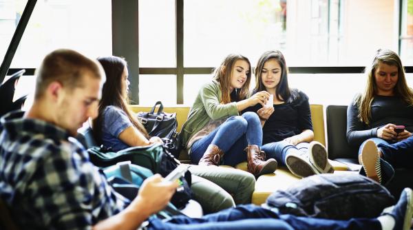 o tara europeana a decis sa puna cate 10 euro lunar in conturile copiilor si adolescentilor cand vor putea fi folositi banii