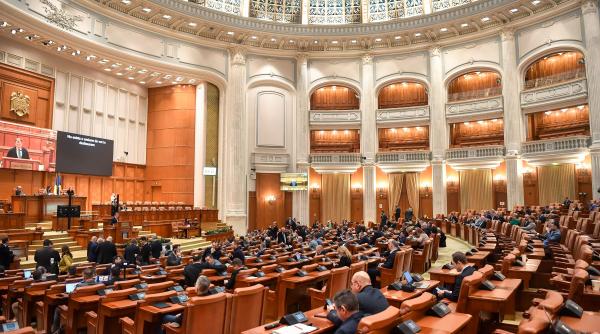 scandal la adoptarea legii vexler in parlament initiatorul spune ca a fost imbrancit deputatii s au jignit iar in sala s a urlat