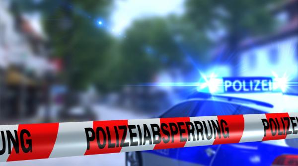 Şofer român jefuit într-o parcare din Germania. Bărbatul se simţea rău şi adormise în cabina maşinii