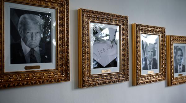 somnorosul joe biden si barack hussein obama ce scrie pe placutele comemorative ale fostilor presedinti ai sua de la casa alba