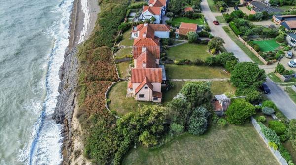 un barbat si a cumparat cu 230 000 de euro o casa la malul marii a stat in ea cateva saptamani apoi a aflat ca trebuie s o demoleze