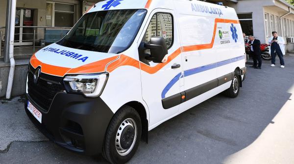 accident grav in bucuresti un autoturism s a rasturnat si trei oameni au fost dusi la spital