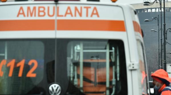 Accident grav în Bucureşti. Un autoturism s-a răsturnat şi trei oameni au fost duşi la spital