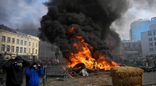 baricade de foc si gaze lacrimogene in bruxelles mii de fermieri au blocat drumurile cu tractoare si au fortat barajele politiei