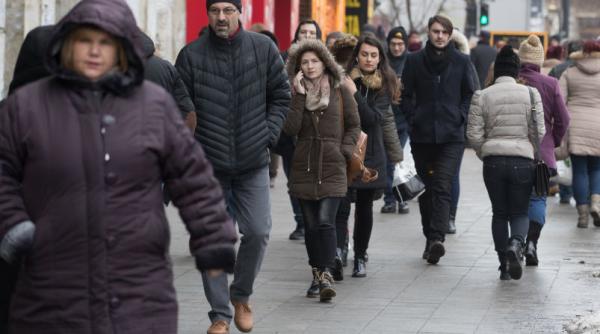 Economia României sub presiune: aproape 20.000 de oameni au fost concediaţi şi peste 130.000 de firme, în dificultate