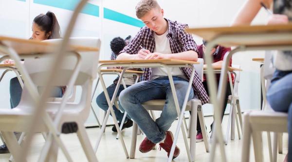 Elevii cu media 10 la Evaluarea Națională și Bacalaureat vor primi bani de la stat. Despre ce sume este vorba