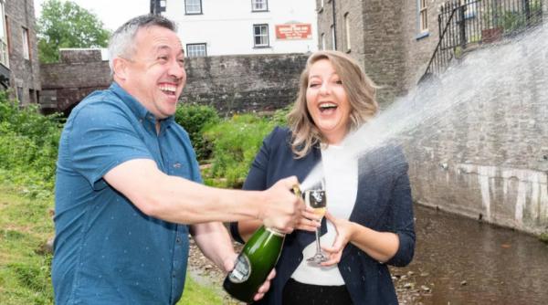 noroc incredibil pentru doi soti care au castigat de 2 ori marele premiu la loterie aveau doar o sansa la 24 de trilioane