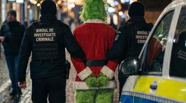 Poliţia din Bistriţa a anunţat că l-a prins pe "Grinch-ul decorurilor festive". Ce acuzaţii i se aduc unui tânăr de 23 de ani