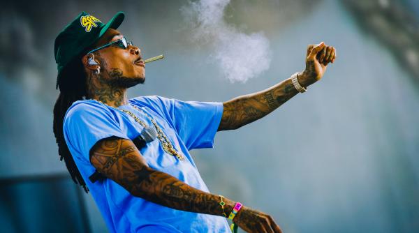Wiz Khalifa, 9 luni de închisoare cu executare în România pentru consum de marijuana pe scenă
