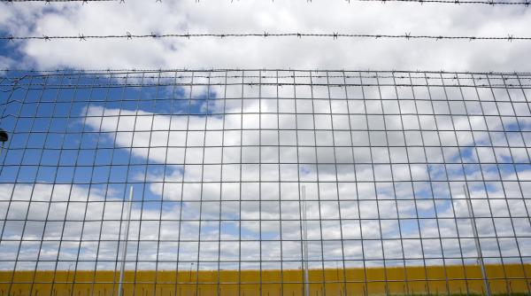 un detinut condamnat la cinci ani de inchisoare a evadat de la penitenciarul poarta alba dupa ce a sarit gardul