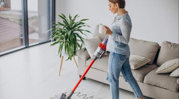 aspirator vertical vs aspirator robot diferenta care te va surprinde