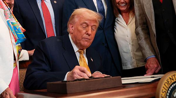 Bugetul apărării al SUA a intrat în vigoare, după ce Trump l-a semnat. Planul alocă 800 de milioane de dolari pentru Ucraina
