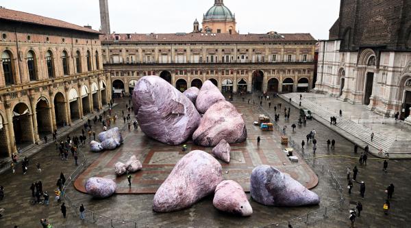 ce sunt uriasele roci care au aparut in piata maggiore din bologna si de ce toata lumea vorbeste despre ele