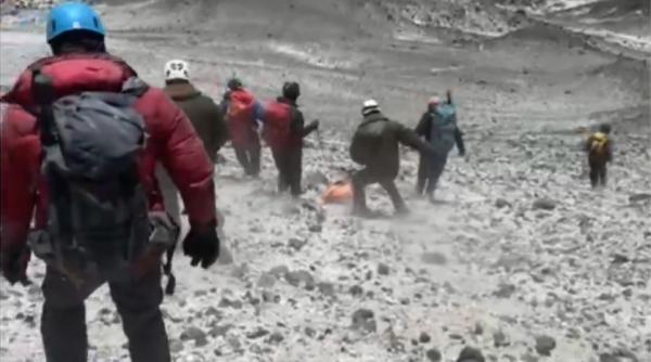 un alpinist roman a murit pe un vulcan din chile la 6 540 metri altitudine imagini din timpul operatiunii de recuperare