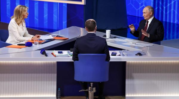 Un jurnalist și-a cerut iubita în căsătorie la conferința lui Putin. Cum a reacționat președintele rus