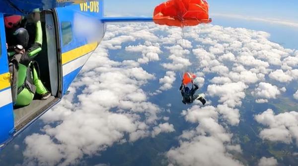 momentul in care parasuta unui skydiver se infasoara pe aripa avionului si ramane blocat in timpul zborului