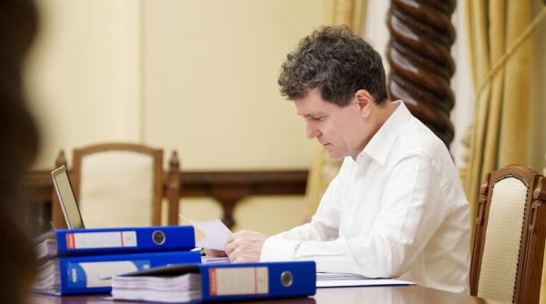 Nicușor Dan a primit "sute de pagini" de la magistrați. Le va face publice duminică. Consultările vor fi secrete