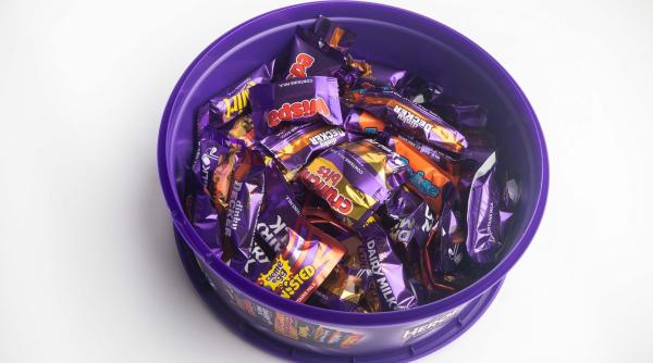 o femeie a deschis o cutie de ciocolata din anii 90 si nu i a venit sa creada ce a gasit inauntru