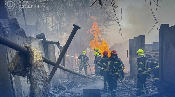 Atac cu rachetă balistică la Odesa: 7 morți și 15 răniți, camioane în flăcări într-o parcare