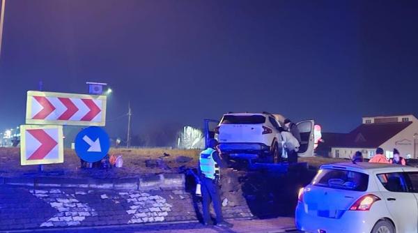Un şofer de 64 de ani a scăpat maşina de sub control şi a ajuns în vârful unui sens giratoriu, în Timiş. O femeie a fost rănită