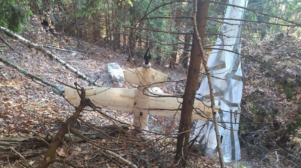 alerta in arges o drona a fost gasita prabusita intr o padure cu o parasuta atasata de ea