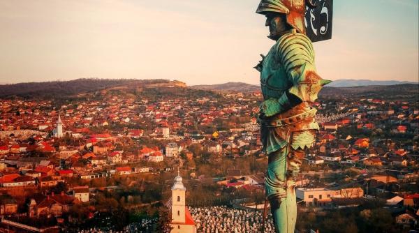 arheologii au facut o descoperire rara la castelul corvinilor o caseta misterioasa a iesit de sub talpa statuii lui iancu de hunedoara