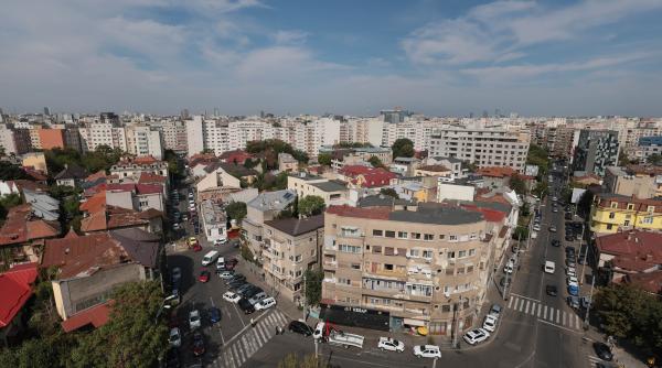 Cine plătește reparația acoperișului la bloc, conform legii. Ce opțiuni au proprietarii cărora "le plouă în casă"