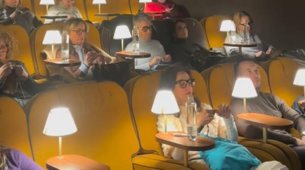 Croşetatul la cinema, noul trend care cucereşte Italia. „Este antidotul nostru împotriva singurătății”