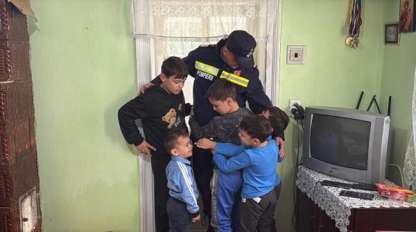 imaginile omeniei un pompier a oferit un familii cu sapte copii care risca sa ramana pe drumuri casa mostenita de la bunici