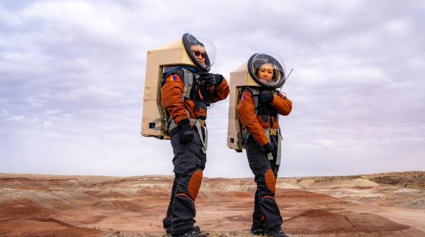 in interiorul taberei de pe marte din mongolia aventura extrema care isi propune sa transforme turistii in astronauti