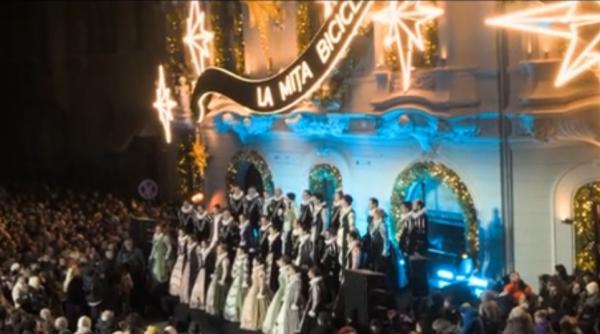 mii de oameni au participat la concertul de colinde al corului madrigal in aer liber in fata casei mita biciclista