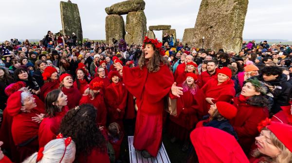 Mii de oameni, costumați în druizi, au așteptat răsăritul Soarelui la Stonehenge pentru a sărbători solstițiul de iarnă