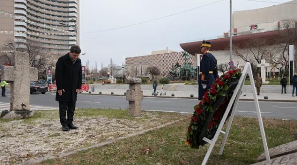 Nicuşor Dan a depus o coroană de flori la Monumentul Eroilor Revoluţiei din 1989, din Piaţa Universităţii
