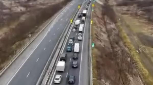 s a format o coloana de masini de 11 kilometri la intrarea in tara la vama nadlac rutele ocolitoare recomandate de politisti