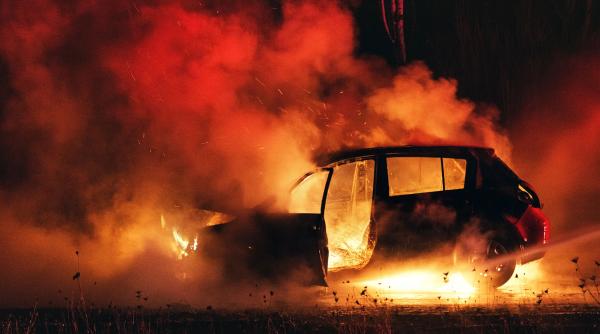 Un bărbat a murit pe drum, în mașina cuprinsă de flăcări. În acest timp, casa i-a luat foc și a ars în întregime