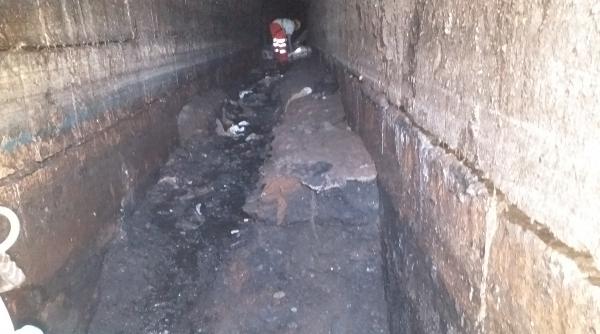 aproximativ 100 de tone de grasime au fost descoperite in canalizarea din estul londrei fatberg ul a blocat tevile